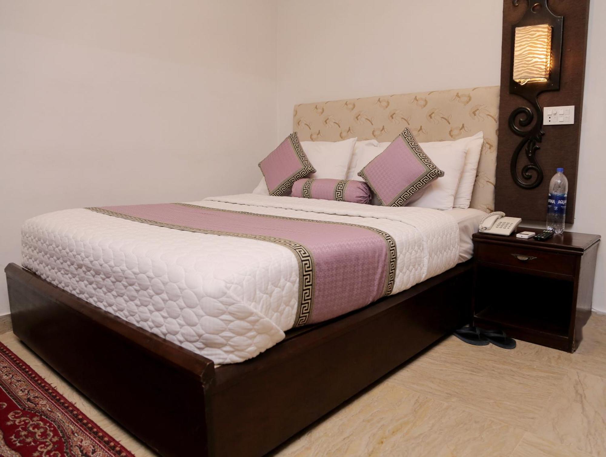 Shelton Hotel ลาฮอร์ ภายนอก รูปภาพ